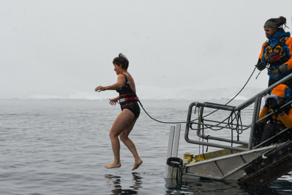 Ice bathing Jump into 1°C cold water