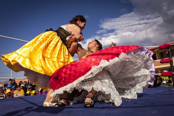 Cholitas indigenous women wrestling Cholitas indigenous women wrestling