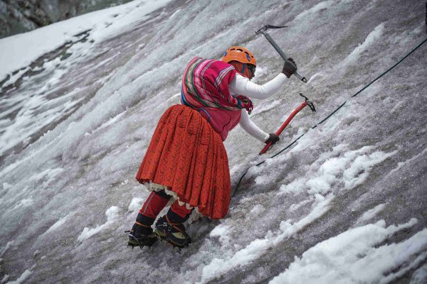 Cholita's Escaladoras climbing the mountain of Bolivia Cholita's Escaladoras climbing the mountain of Bolivia