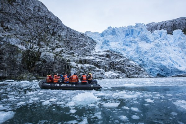 Zodiac tour to the glacier Zodiac tour to the glacier