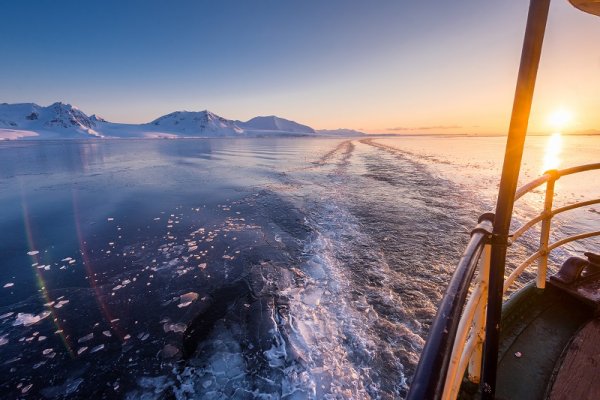 Sunset in Spitsbergen shutterstock 1102217201 By ginger polina bublik 800