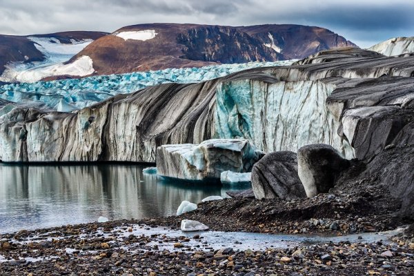 Glacier the Serp-i-Molot in a bay Bear on Northern island of archipelago Novaya Zemlya, Russia Glacier the Serp-i-Molot in a bay Bear on Northern island of archipelago Novaya