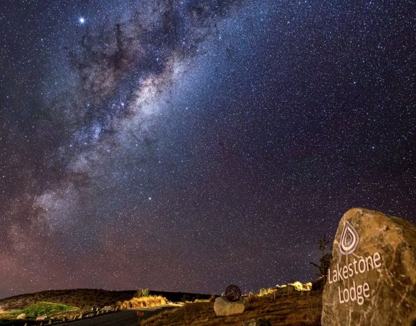 Aoraki Mount Cook NightSky Lake stone lodge