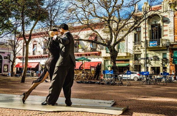 Dancing tango in the city center of Buenos Aires, Argentina Dancing tango in the city center of Buenos Aires, Argentina
